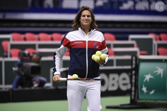 Amélie Mauresmo, enceinte, le 18 avril 2015 lors de la demi-finale de Fed Cup de la France contre la République tchèque.