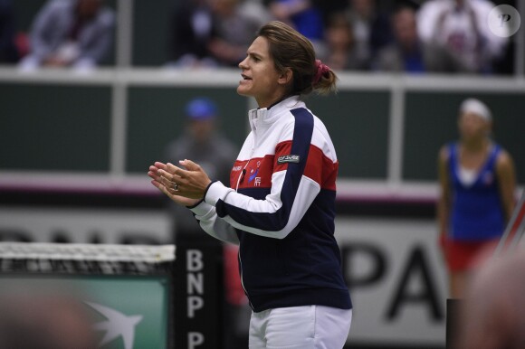 Amélie Mauresmo, enceinte, le 18 avril 2015 lors de la demi-finale de Fed Cup de la France contre la République tchèque.