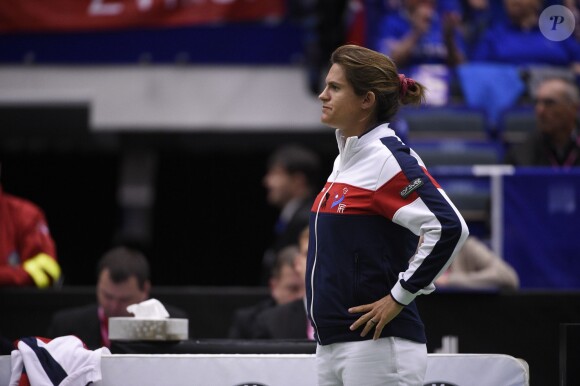 Amélie Mauresmo, enceinte, le 18 avril 2015 lors de la demi-finale de Fed Cup de la France contre la République tchèque.