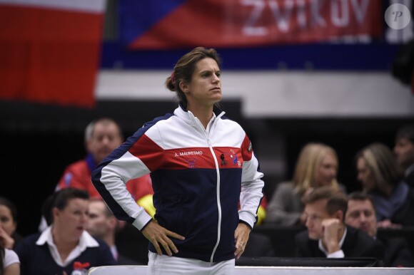 Amélie Mauresmo, enceinte, le 18 avril 2015 lors de la demi-finale de Fed Cup de la France contre la République tchèque.