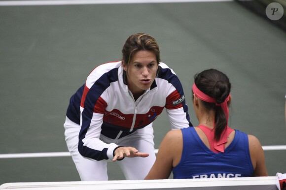 Amélie Mauresmo, enceinte, le 18 avril 2015 lors de la demi-finale de Fed Cup de la France contre la République tchèque.