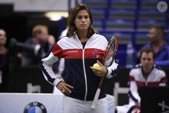 Amélie Mauresmo, enceinte, le 18 avril 2015 lors de la demi-finale de Fed Cup de la France contre la République tchèque.