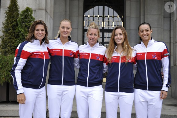 Amélie Mauresmo, enceinte, et l'équipe de France le 18 avril 2015 à Ostrava pour la demi-finale de Fed Cup contre la République tchèque.