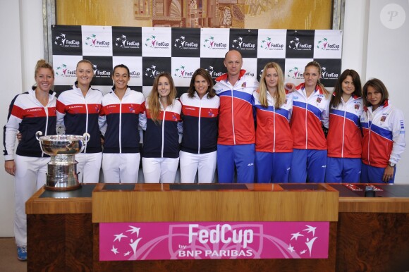 Amélie Mauresmo, enceinte, et l'équipe de France le 18 avril 2015 à Ostrava pour la demi-finale de Fed Cup contre la République tchèque.