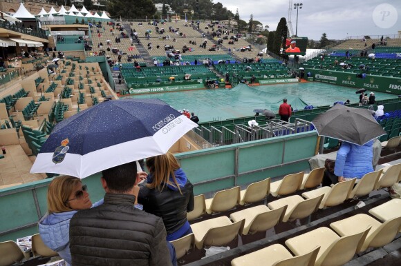 Le court central Rainier III du Monte Carlo Country Club a du être bâché pendant quelques dizaines de minutes, car la finale remporté par Novak Djokovic en 3 sets sur Tomas Berdych a été interrompue par la pluie lors de la 109ème édition du Monte Carlo Rolex Masters à Roquebrune-Cap-Martin le 19 avril 2015. 