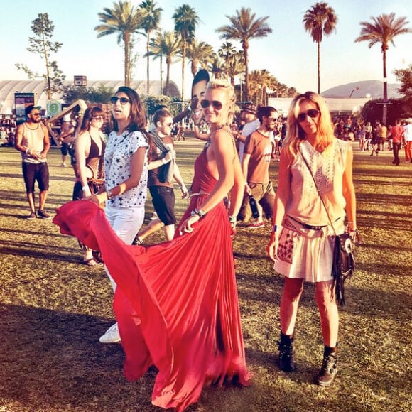 Laeticia Hallyday avec ses copines Hoda Roche et Marie Poniatowski à Coachella, pour Hozier