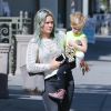 Hilary Duff se promène avec son fils Luca à Brentwood le 6 avril 2015
