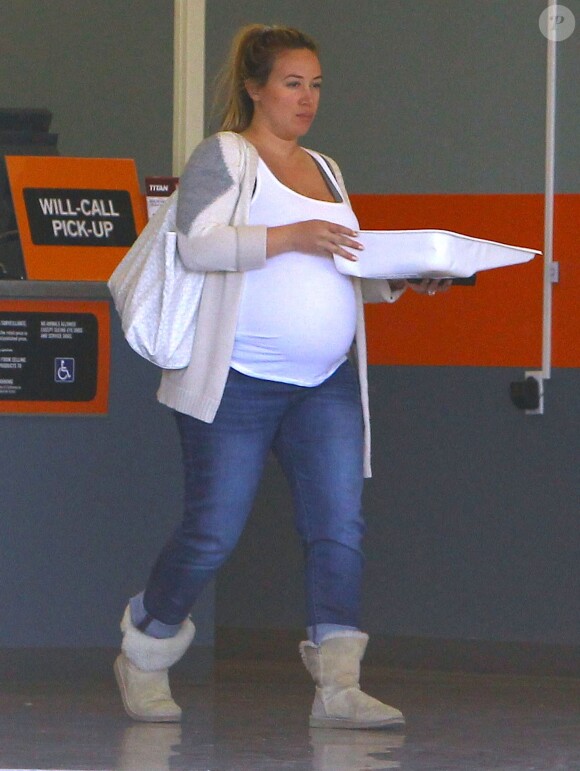 Haylie Duff, très enceinte, fait du shopping à "Dunn-Edwards Paint" à West Hollywood. Haylie fait beaucoup de grimaces en sortant du magasin. Le 8 avril 2015