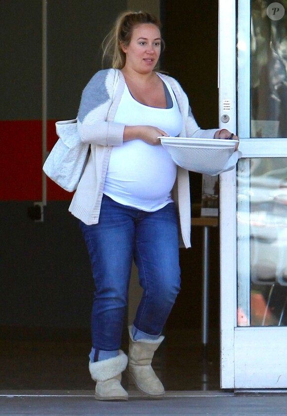 Haylie Duff, très enceinte, fait du shopping à "Dunn-Edwards Paint" à West Hollywood. Haylie fait beaucoup de grimaces en sortant du magasin. Le 8 avril 20150