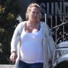 Haylie Duff, très enceinte, fait du shopping à "Dunn-Edwards Paint" à West Hollywood. Haylie fait beaucoup de grimaces en sortant du magasin. Le 8 avril 2015