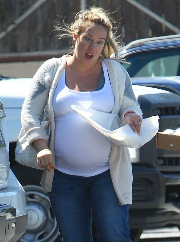Haylie Duff, très enceinte, fait du shopping à "Dunn-Edwards Paint" à West Hollywood. Le 8 avril 2015