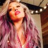 Hilary Duff les cheveux roses, le 20 avril 2015 sur Instagram