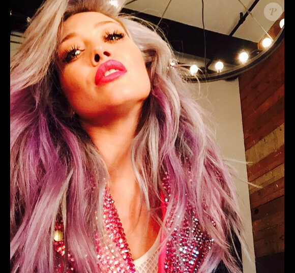 Hilary Duff les cheveux roses, le 20 avril 2015 sur Instagram