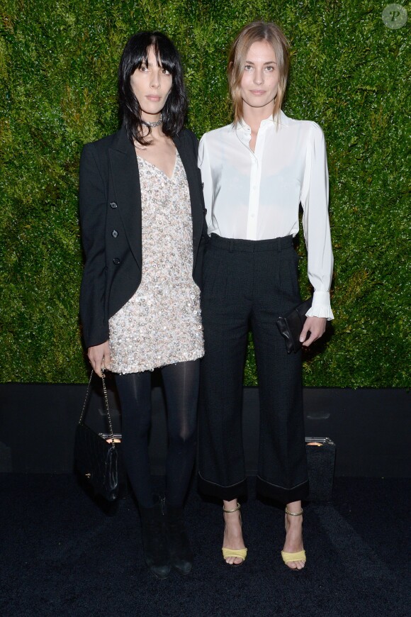 Jamie Bochert et Nadja Bender assistent au dîner des artistes organisé par Chanel lors du festival de Tribeca 2015. New York, le 20 avril 2015.