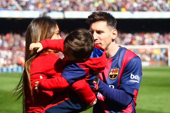 Lionel Messi avec sa compagne Antonella Rocuzzo et leur fils Thiago Messi - Les joueurs du FC Barcelone posent avec leurs enfants avant le match contre Rayo Vallecano à Barcelone, le 8 mars 2015.