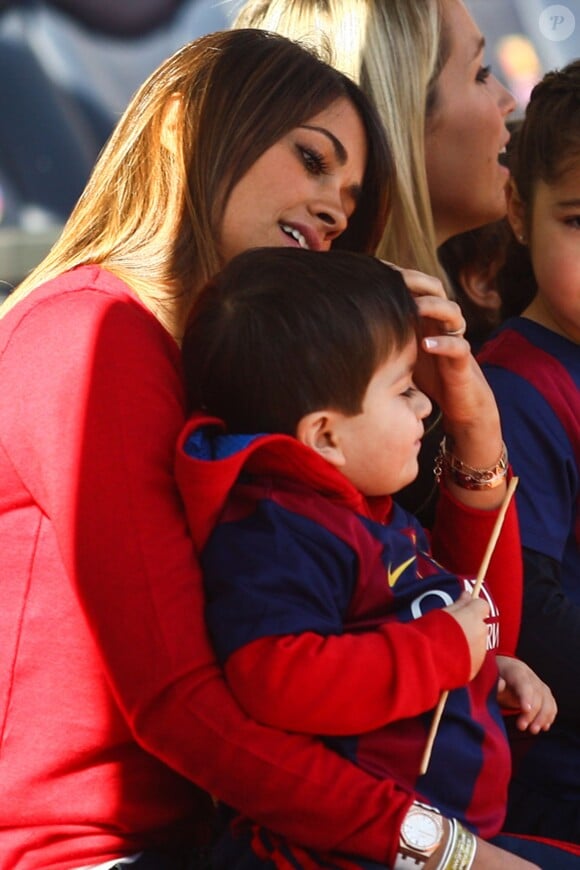 Antonella Rocuzzo, la compagne de Lionel Messi et leur fils Thiago - Les joueurs du FC Barcelone posent avec leurs enfants avant le match contre Rayo Vallecano à Barcelone, le 8 mars 2015. 