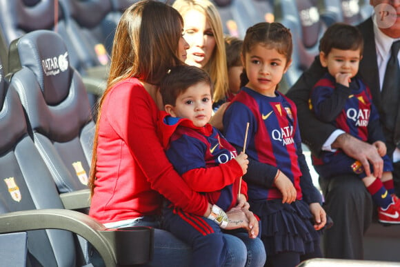 Antonella Rocuzzo, la compagne de Lionel Messi et son leur fils Thiago - Les joueurs du FC Barcelone posent avec leurs enfants avant le match contre le Rayo Vallecano à Barcelone, le 8 mars 2015. 