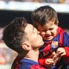 Le footballeur Lionel Messi et son fils Thiago - Les joueurs du FC Barcelone posent avec leurs enfants avant le match contre le Rayo Vallecano à Barcelone, le 8 mars 2015. 