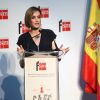 La reine Letizia d'Espagne, en Mango, lors de la remise des prix littéraires Barco de Vapor et Gran Angular le 21 avril 2015 à Madrid.