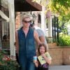 Exclusif - Rebecca Romijn et son mari Jerry O'Connell sont allés déjeuner avec leurs filles Charlie et Dolly à Calabasas. Le 25 octobre 2014
