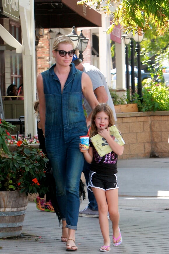 Exclusif - Rebecca Romijn et son mari Jerry O'Connell sont allés déjeuner avec leurs filles Charlie et Dolly à Calabasas. Le 25 octobre 2014
