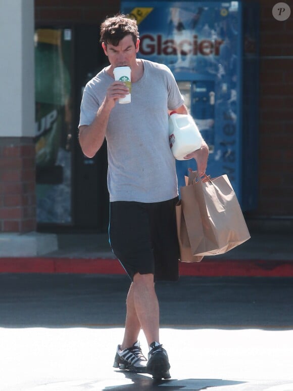Exclusif - Jerry O'Connell est allé chercher des cafés à emporter chez Starbucks à Calabasas. Le 19 juin 2014