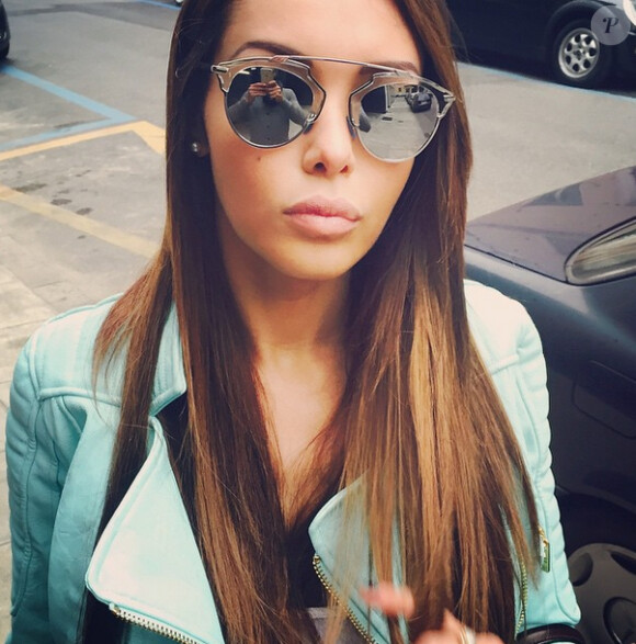 Nabilla réalise un selfie en mars 2015.