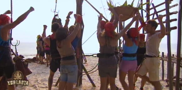 Les rouges et les jaunes s'affrontent lors de la première épreuve dans Koh-Lanta 2015, le vendredi 24 avril 2015, sur TF1