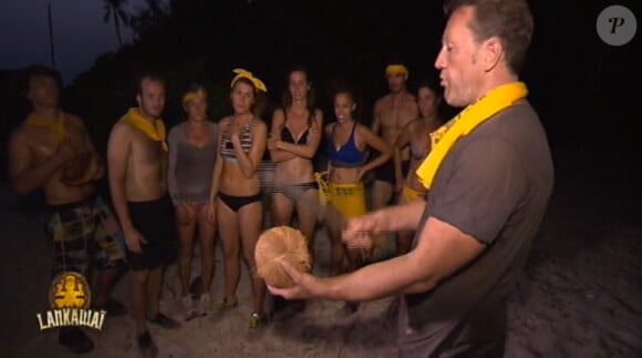 Les jaunes apprennent avec Marc comment ouvrir une noix de coco dans Koh-Lanta 2015, le vendredi 24 avril 2015, sur TF1