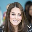  Kate Middleton &agrave; Londres le 18 mars 2015, en visite dans un foyer pour enfants, &agrave; un mois du terme de sa seconde grossesse. 