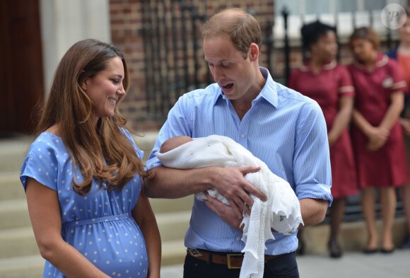 Kate Middleton et le prince William présentant le prince George de Cambridge devant la maternité de l'hôpital St Mary, le 23 juillet 2013, au lendemain de sa naissance.