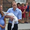 Kate Middleton et le prince William présentant le prince George de Cambridge devant la maternité de l'hôpital St Mary, le 23 juillet 2013, au lendemain de sa naissance.