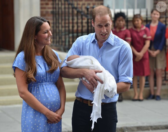 Kate Middleton et le prince William présentant le prince George de Cambridge devant la maternité de l'hôpital St Mary, le 23 juillet 2013, au lendemain de sa naissance.