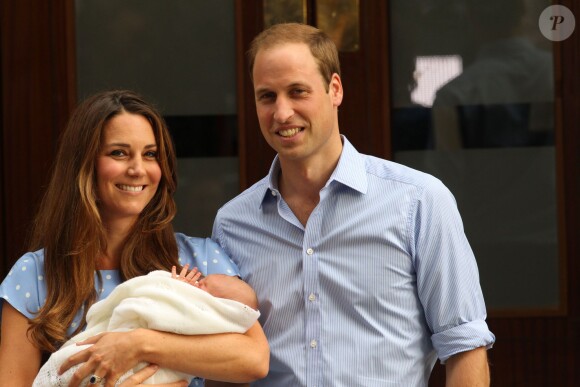 Kate Middleton et le prince William présentant le prince George de Cambridge devant la maternité de l'hôpital St Mary, le 23 juillet 2013, au lendemain de sa naissance.