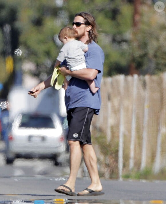 Exclusif - Christian Bale est allé rendre visite à des amis avec son fils à Malibu, le 8 mars 2015.