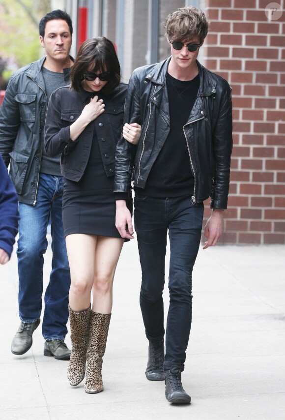 Dakota Johnson et son petit ami Matthew Hitt à New York, le 27 avril 2015.