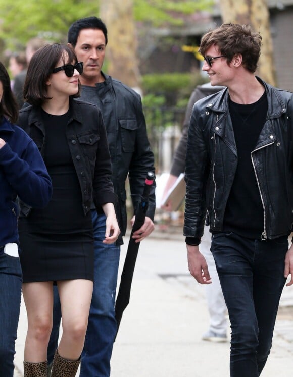 Dakota Johnson et son petit ami Matthew Hitt à la sortie du tournage de "How To Be Single" à New York, le 27 avril 2015.