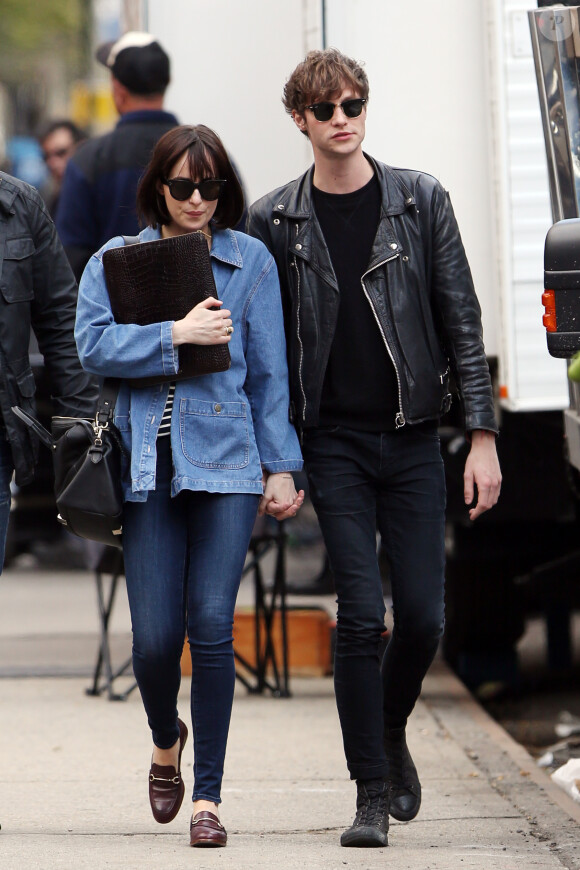 Dakota Johnson de nouveau en couple avec le rockeur Matthew Hitt à New York le 27 avril 2015
