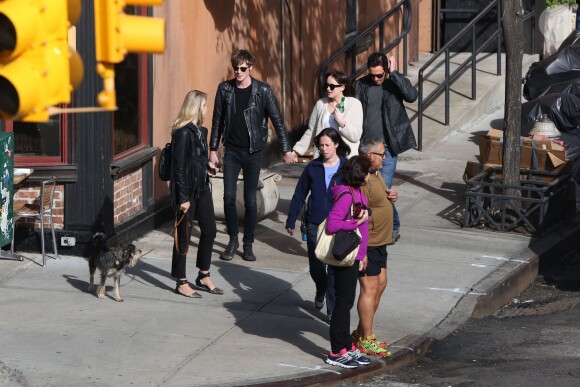 Dakota Johnson main dans la main avec son boyfriend Matthew Hitt à New York le 27 avril 2015.