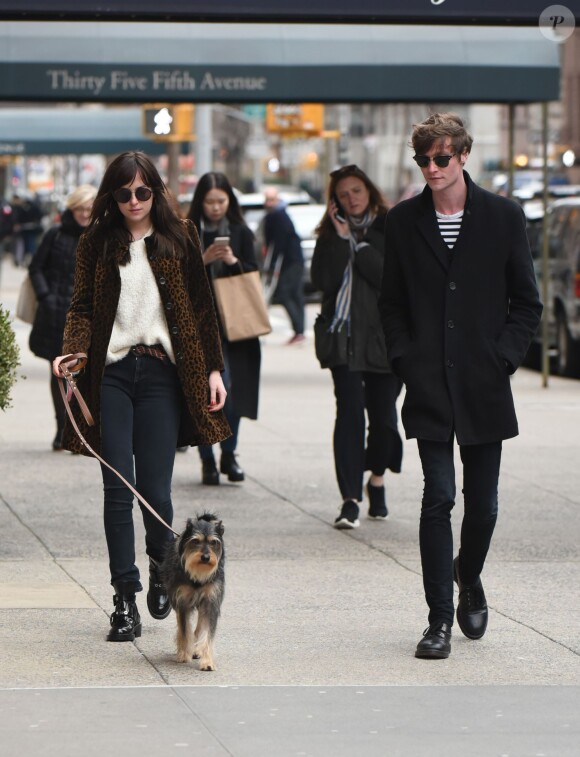 Dakota Johnson promène son chien avec un ami à New York, le 9 avril 2015. Matthew Hitt, son ex-boyfriend, l'accompagne.