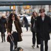 Dakota Johnson promène son chien avec un ami à New York, le 9 avril 2015. Matthew Hitt, son ex-boyfriend, l'accompagne.