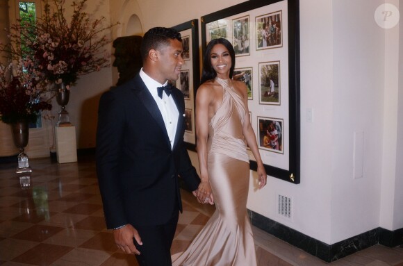 Russell Wilson et Ciara officialisent leur amour lors d'un dîner en l'honneur du Premier ministre japonais Shinzo Abe à la Maison Blanche à Washington le 28 avril 2015.
