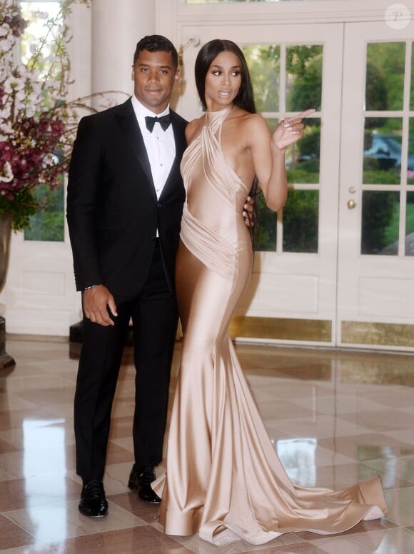 Russell Wilson et Ciara officialisent leur amour lors d'un dîner en l'honneur du Premier ministre japonais Shinzo Abe à la Maison Blanche à Washington le 28 avril 2015.