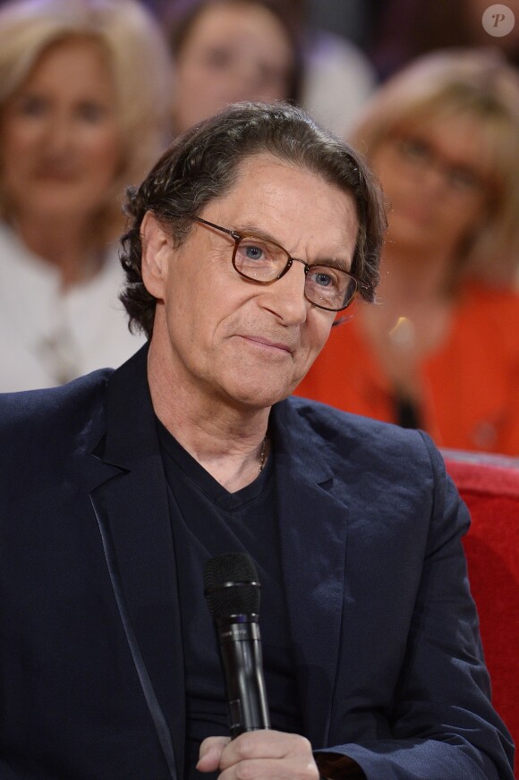 Francis Cabrel participe à l'enregistrement de Vivement dimanche sur France 2, le 29 avril (diffusion de l'émission : le dimanche 3 mai sur France 2).