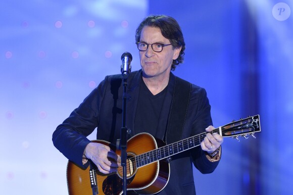 Francis Cabrel participe à l'enregistrement de Vivement dimanche sur France 2, le 29 avril (diffusion de l'émission : le dimanche 3 mai sur France 2).