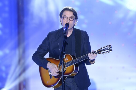Francis Cabrel participe à l'enregistrement de Vivement dimanche sur France 2, le 29 avril (diffusion de l'émission : le dimanche 3 mai sur France 2).
