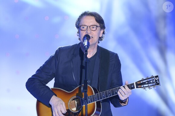 Francis Cabrel participe à l'enregistrement de Vivement dimanche sur France 2, le 29 avril (diffusion de l'émission : le dimanche 3 mai sur France 2).