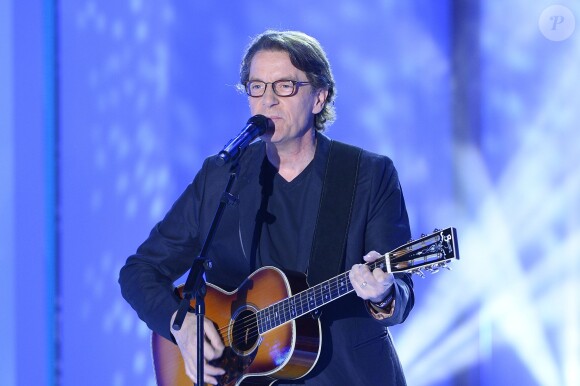 Francis Cabrel participe à l'enregistrement de Vivement dimanche sur France 2, le 29 avril (diffusion de l'émission : le dimanche 3 mai sur France 2).