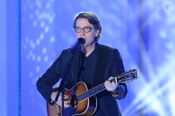 Francis Cabrel participe à l'enregistrement de Vivement dimanche sur France 2, le 29 avril (diffusion de l'émission : le dimanche 3 mai sur France 2).