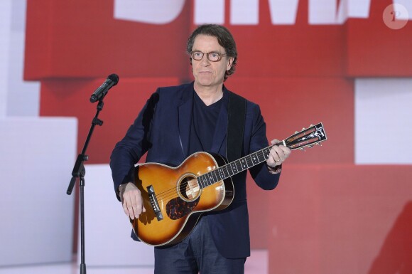 Francis Cabrel participe à l'enregistrement de Vivement dimanche sur France 2, le 29 avril (diffusion de l'émission : le dimanche 3 mai sur France 2).